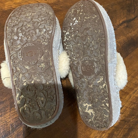 Uggs slippers size 6 - Picture 3 of 5